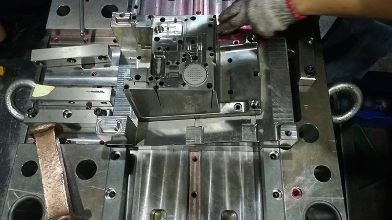 大型汽车拉伸模具：揭秘其关键工艺与选型要点